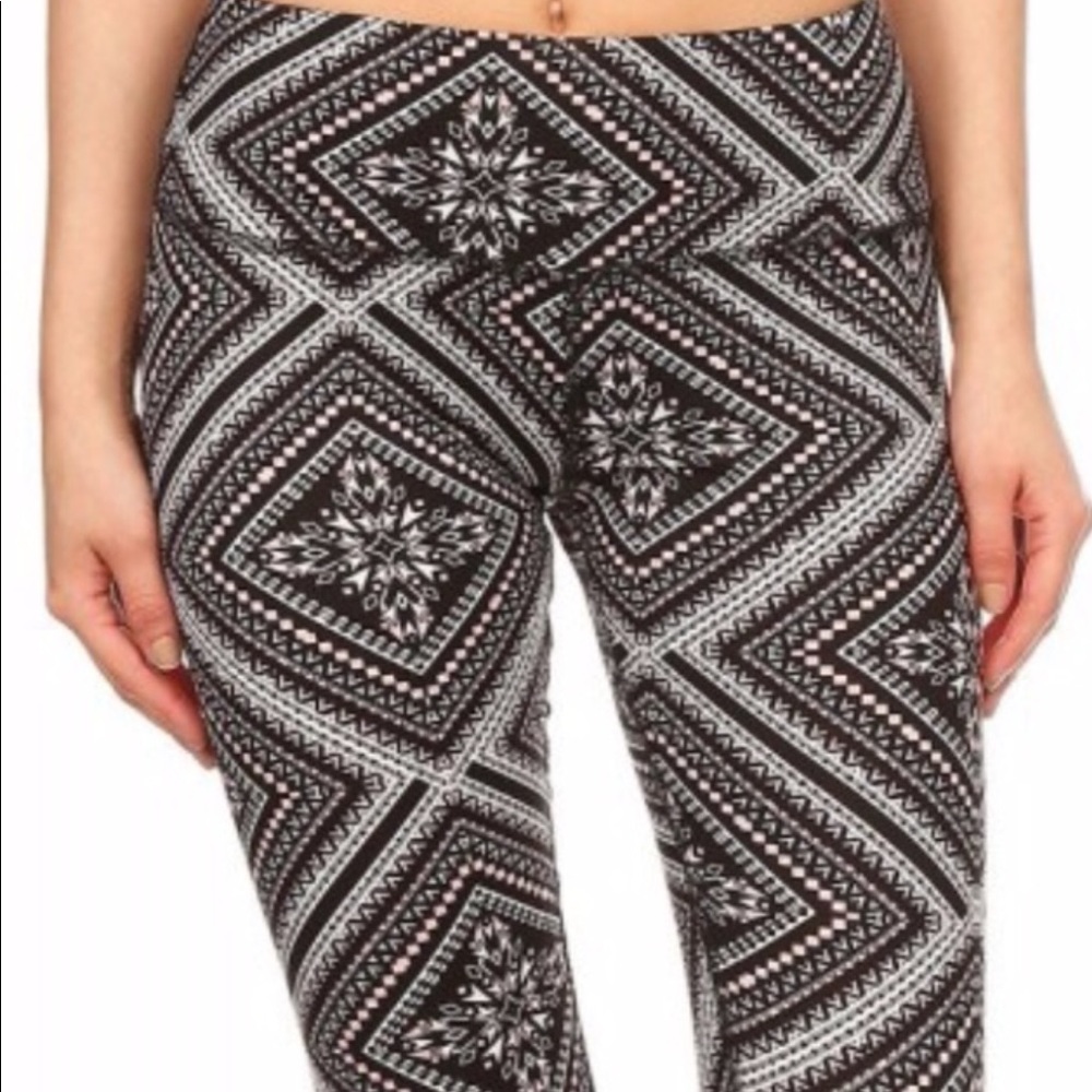 ‼️closeout‼️‎ Aztec print pink black white leggings